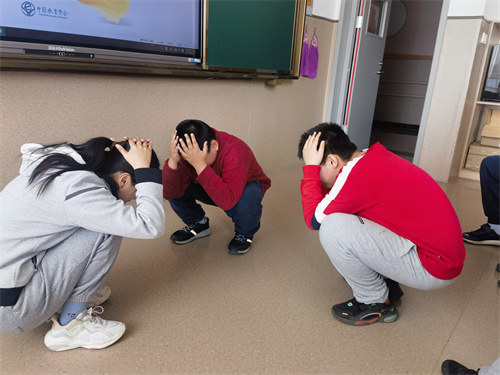 學(xué)習(xí)正確避震姿勢.jpg 學(xué)習(xí)正確避震姿勢.jpg