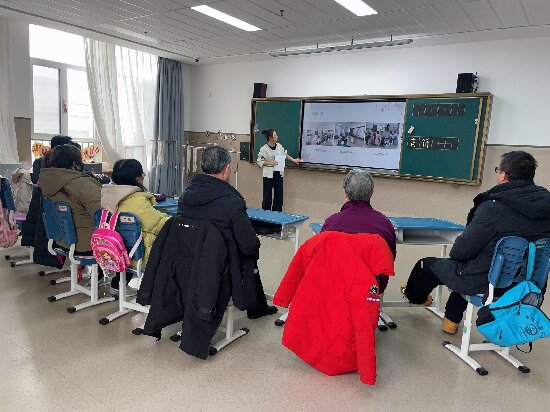 介紹班級(jí)課程開(kāi)展情況.jpg